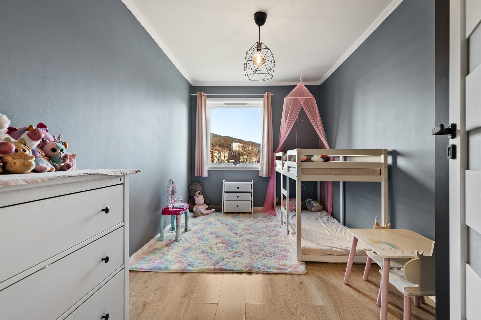 Soverom 2 er også av god størrelse og kan egne seg godt som barnerom, gjesterom eller hjemmekontor Galleribilde