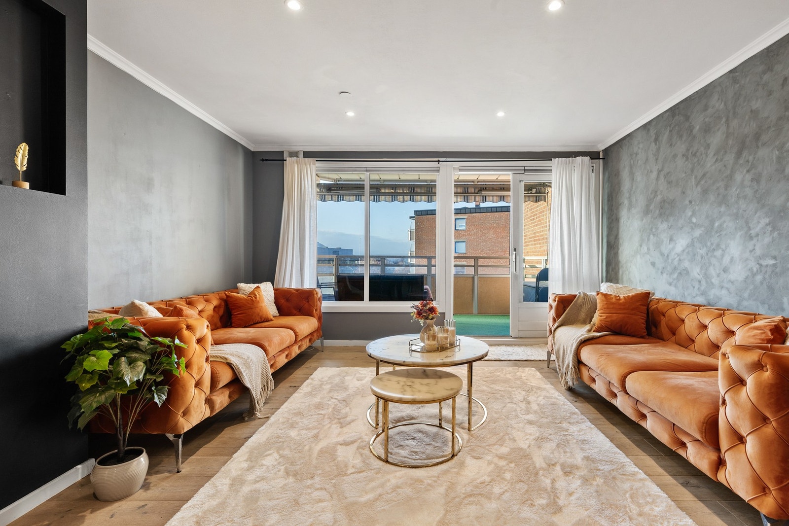 Fra stuen er det utgang til en vestvendt, delvis overbygget balkong Galleribilde