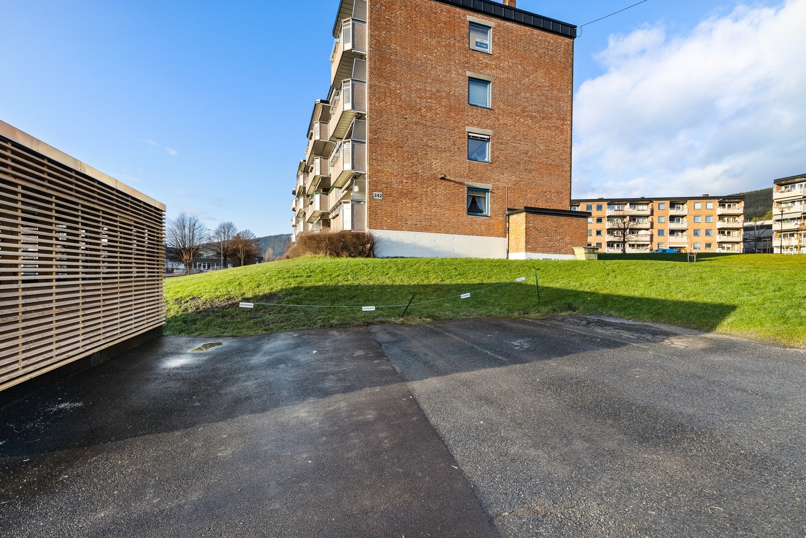 Gjesteparkering rett utenfor blokken Galleribilde