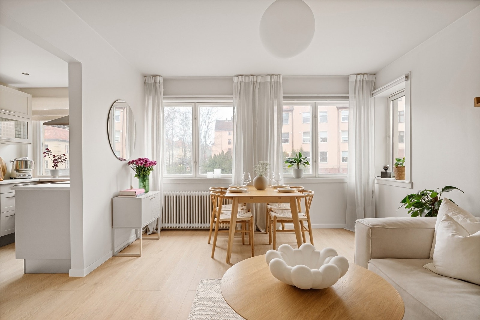 Her er det god plass til sofagruppe og spisebord. Galleribilde