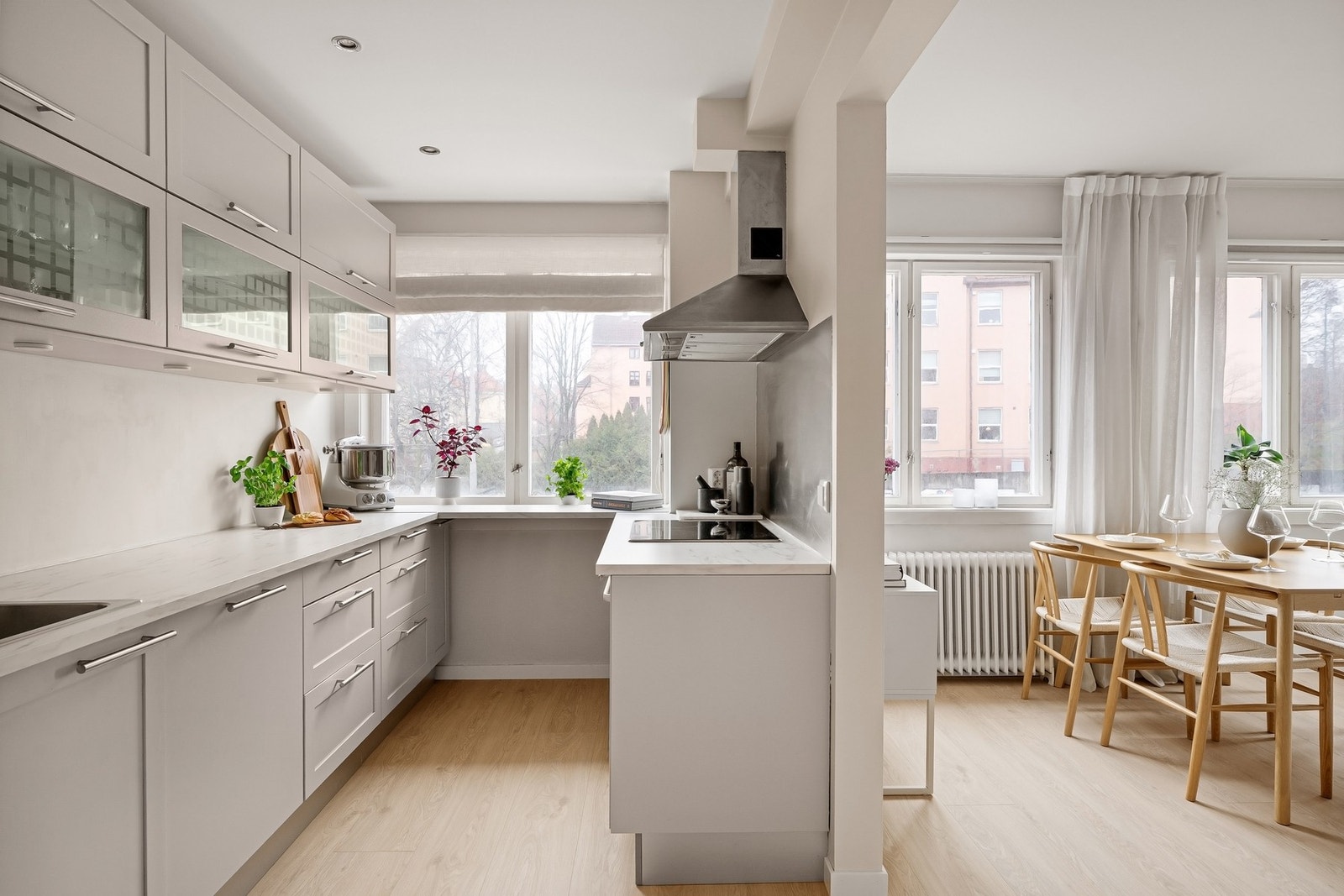 Den gamle åpningen mellom rommene er laget større for en mer sosial løsning. Galleribilde