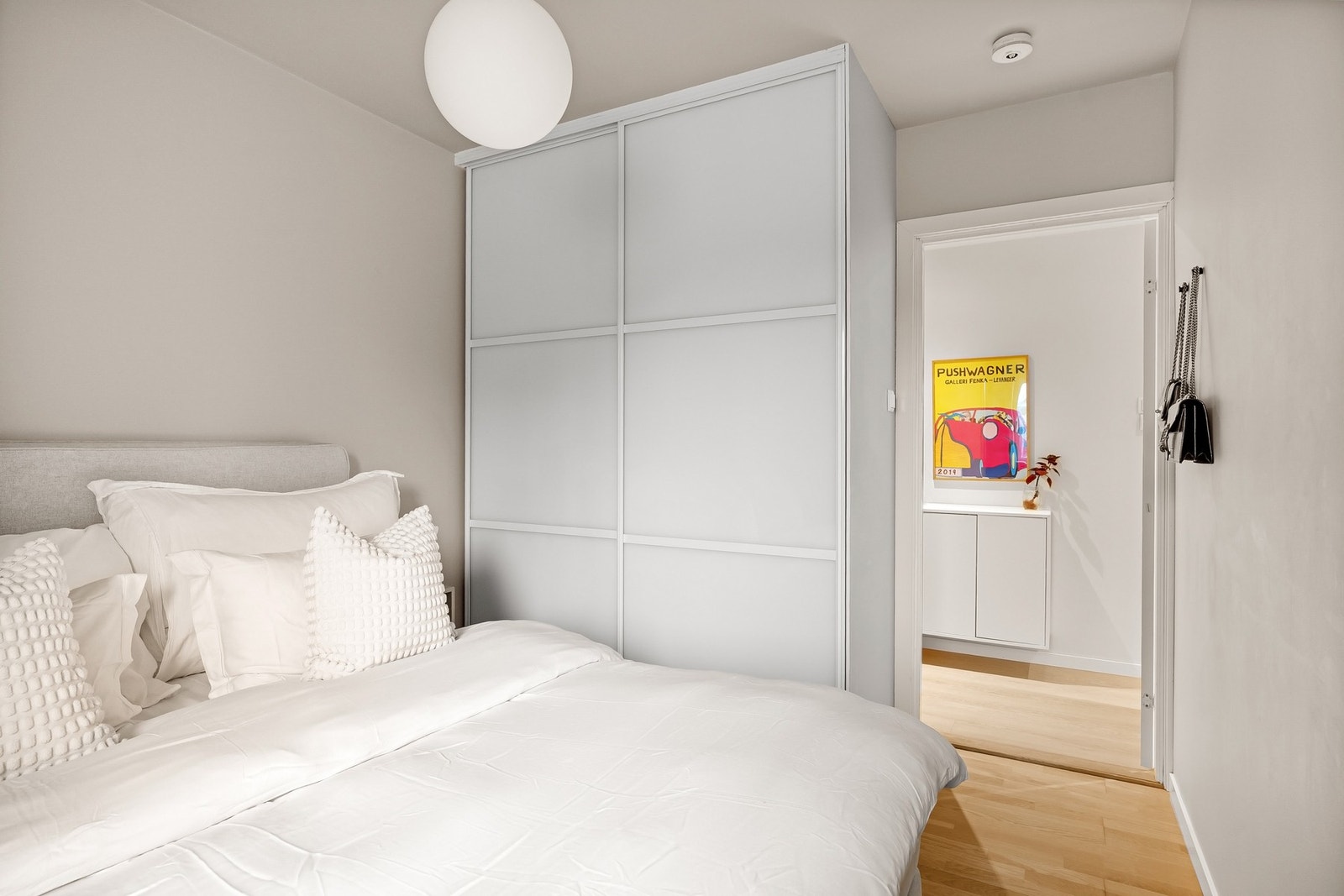 Garderobeskap med skyvedører følger med. Galleribilde