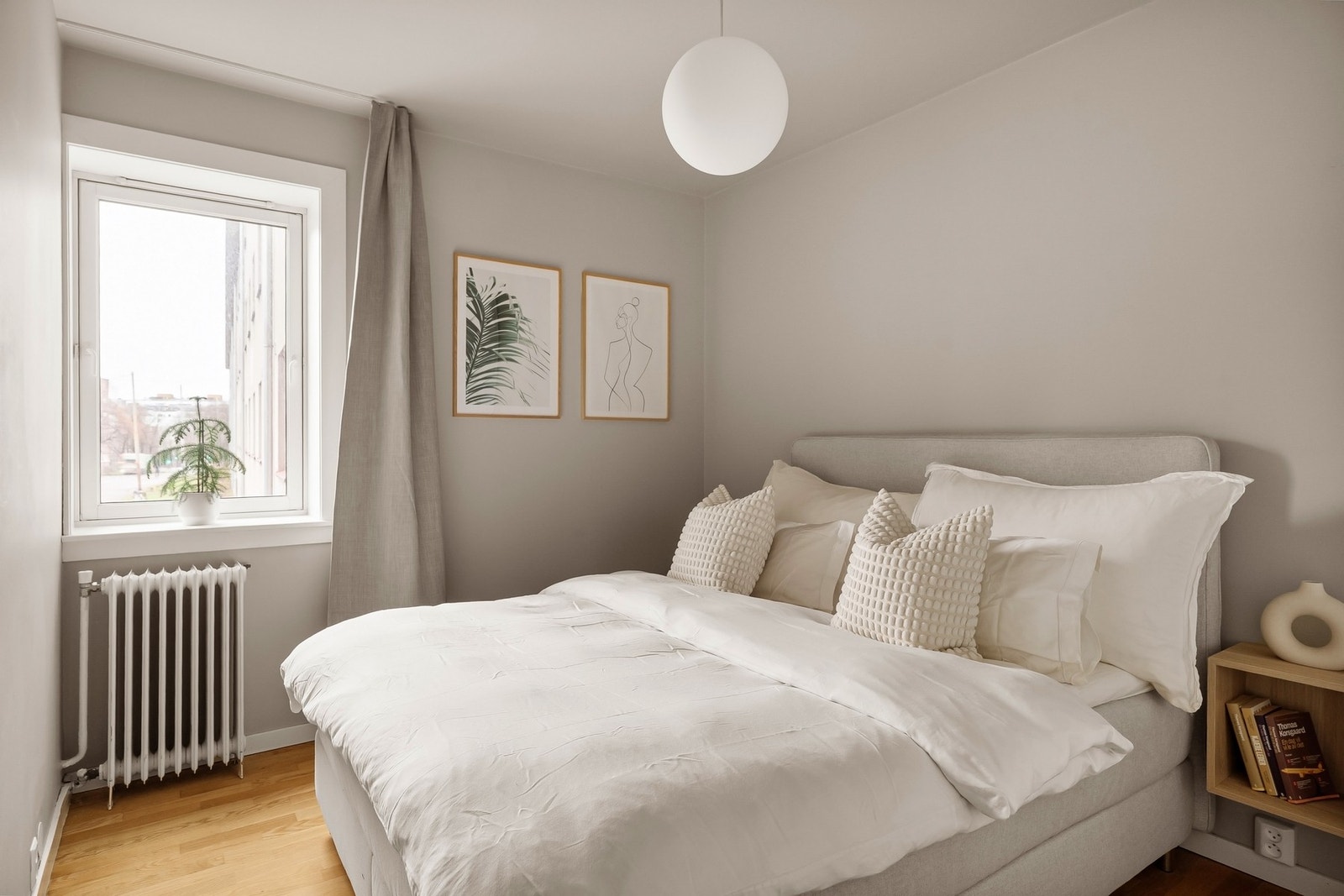 Soverom av god størrelse med plass til dobbeltseng og tilhørende nattbord. Galleribilde