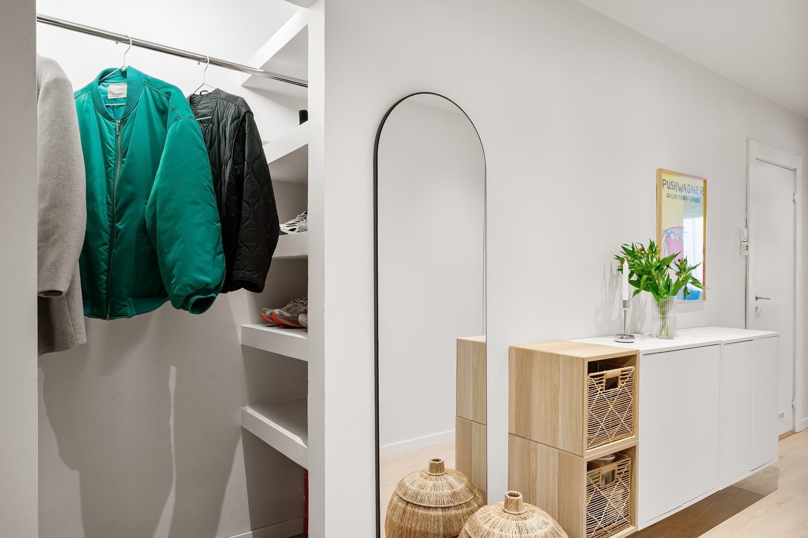 I entréen er det et innebygd skap med plassbygde hyller. Galleribilde