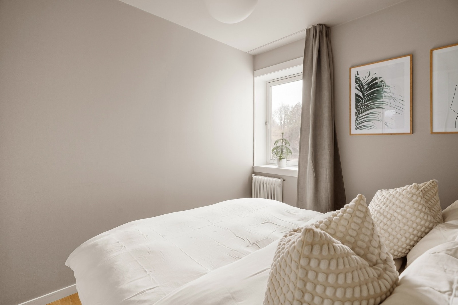 Soverommet er malt i en behagelig fargepalett. Galleribilde