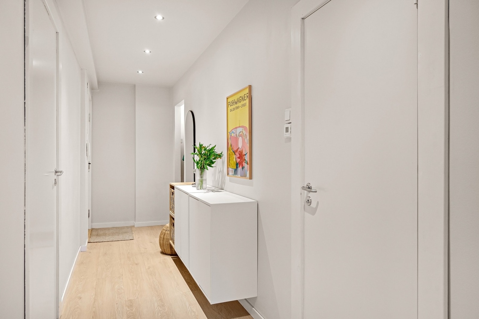 Lys og praktisk entré med callinganlegg. Galleribilde