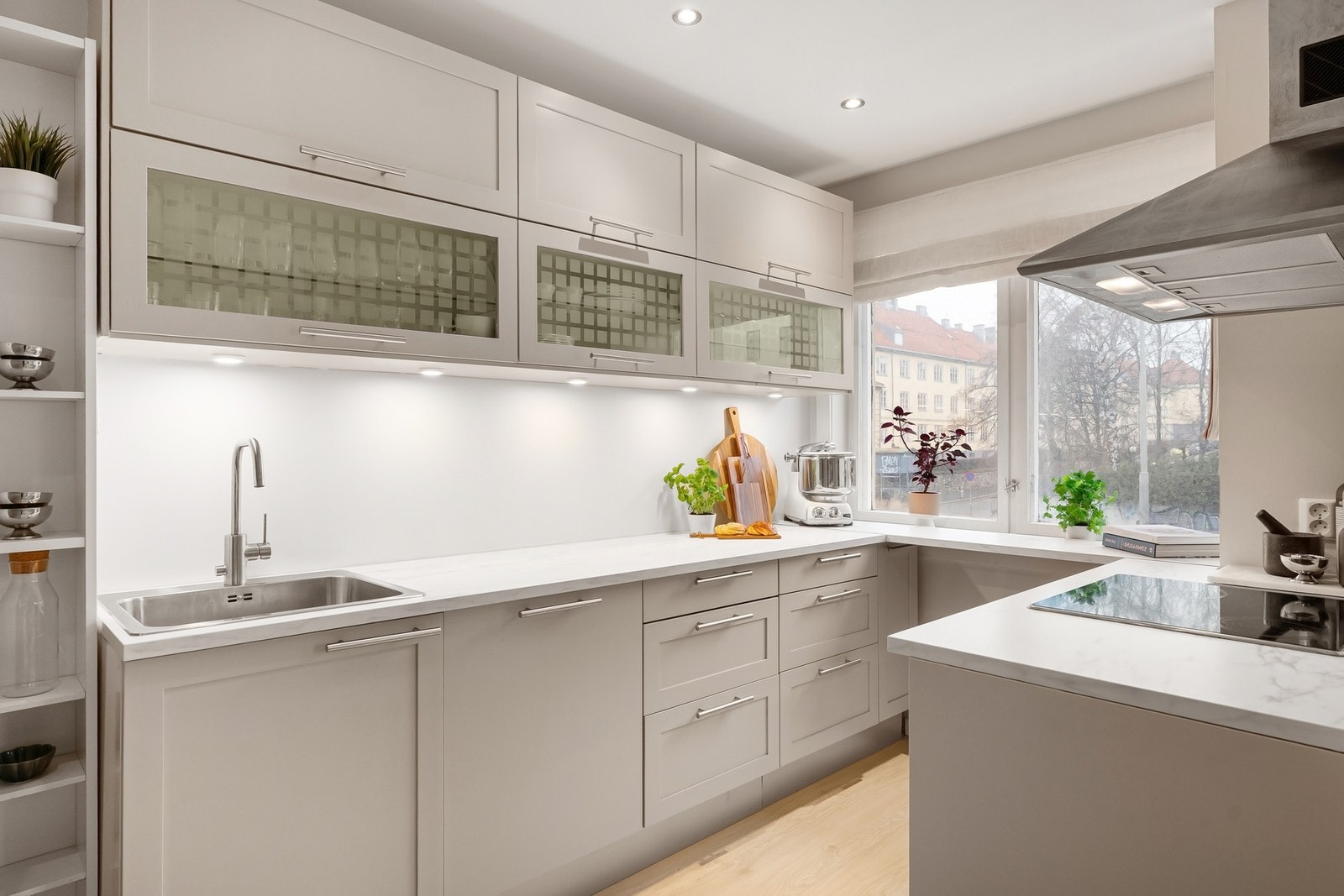 Kjøkkenet er fra 2014 og fremstår velholdt med malte profilerte fronter med god skap- og benkeplass. Galleribilde