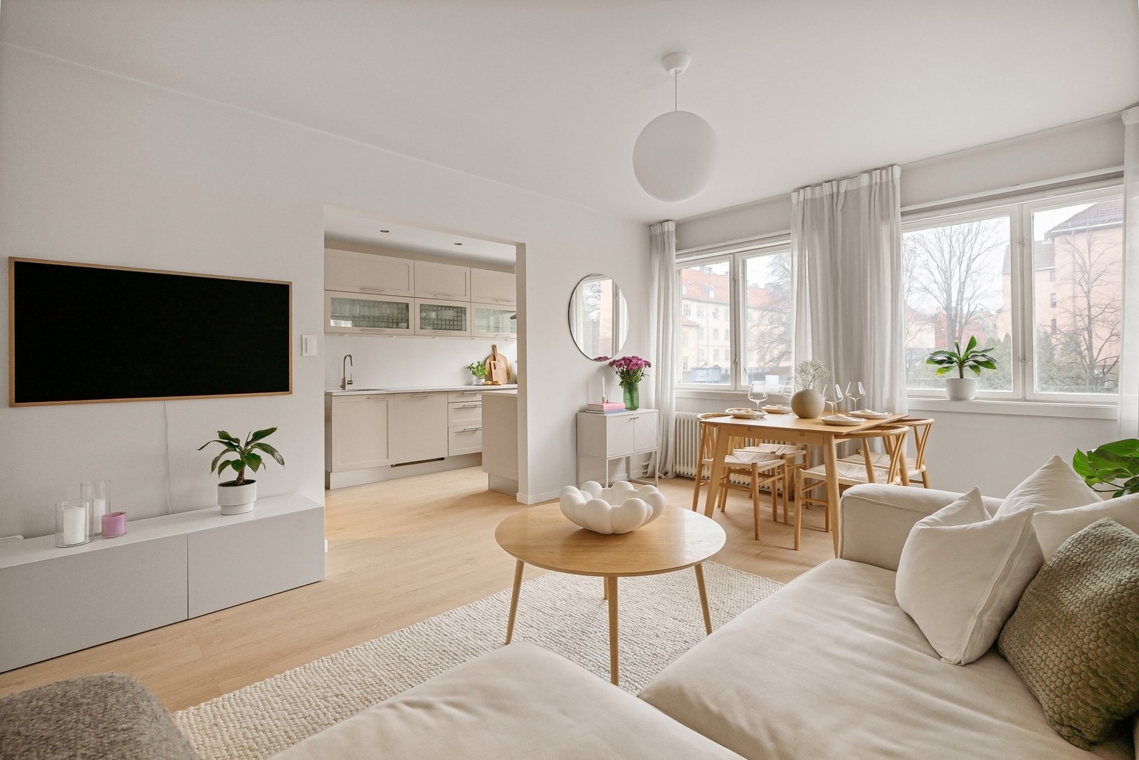 Rikelig med naturlig lys fra store vindusflater på stuen. Galleribilde