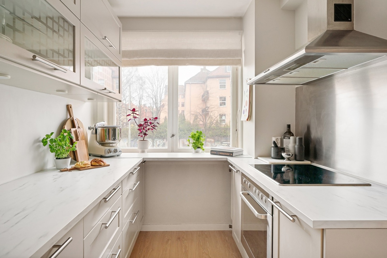 Hvitevarer inkludert: Induksjonstopp, stekeovn, oppvaskmaskin og avtrekksvifte i børstet stål. Galleribilde