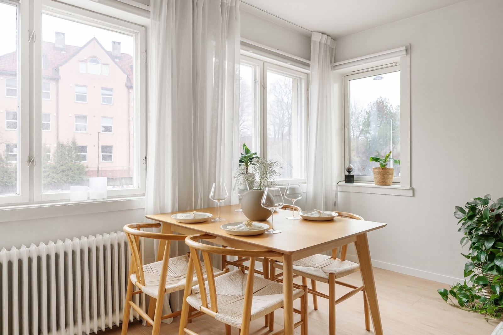 Leiligheten ligger på hjørnet av bygget som gir den et ekstra vindu på siden. Galleribilde