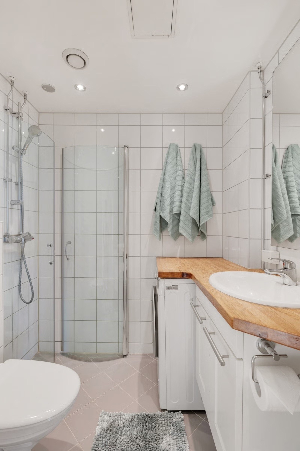 Bad rehabilitert inkl. rørføringer i regi av aksjelaget `08/09. Det er opplegg for vaskemaskin. Galleribilde