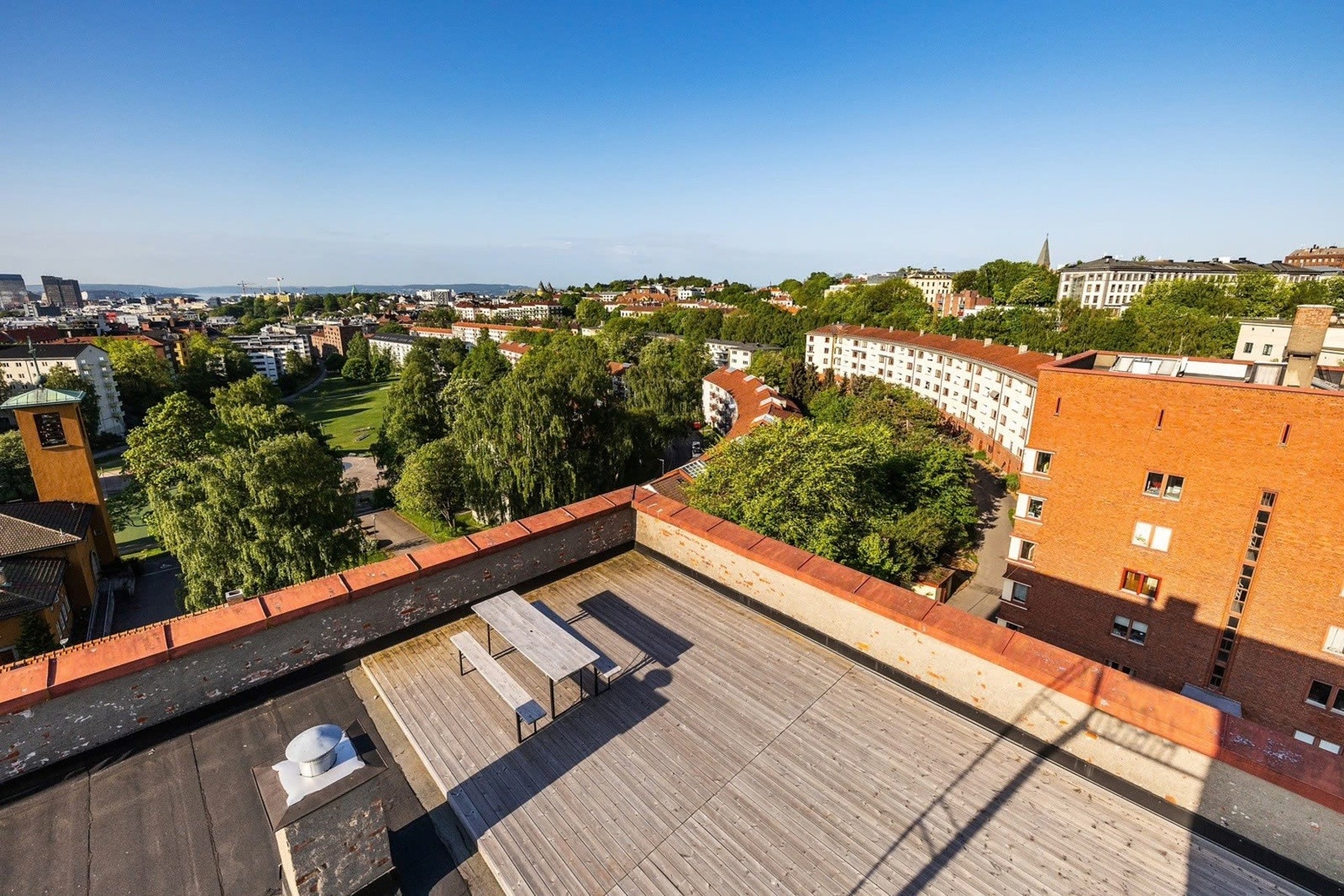 Felles takterrasse kan kun benyttes av tårnblokkens beboere. Galleribilde