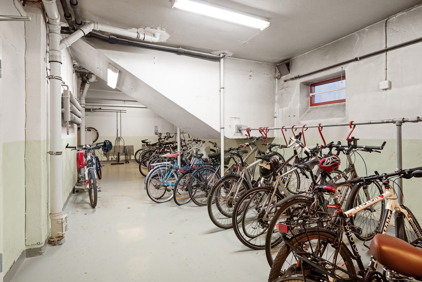 Beboerene disponerer eget sykkelrom i kjeller. Galleribilde