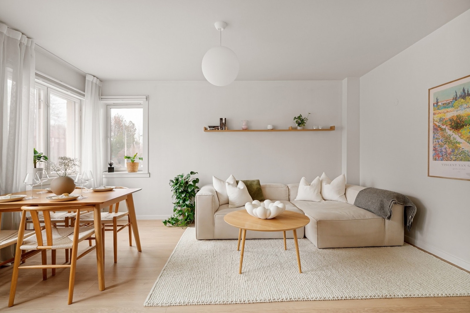 Leiligheten er en lys og velholdt 2-roms på 49 kvm. Galleribilde