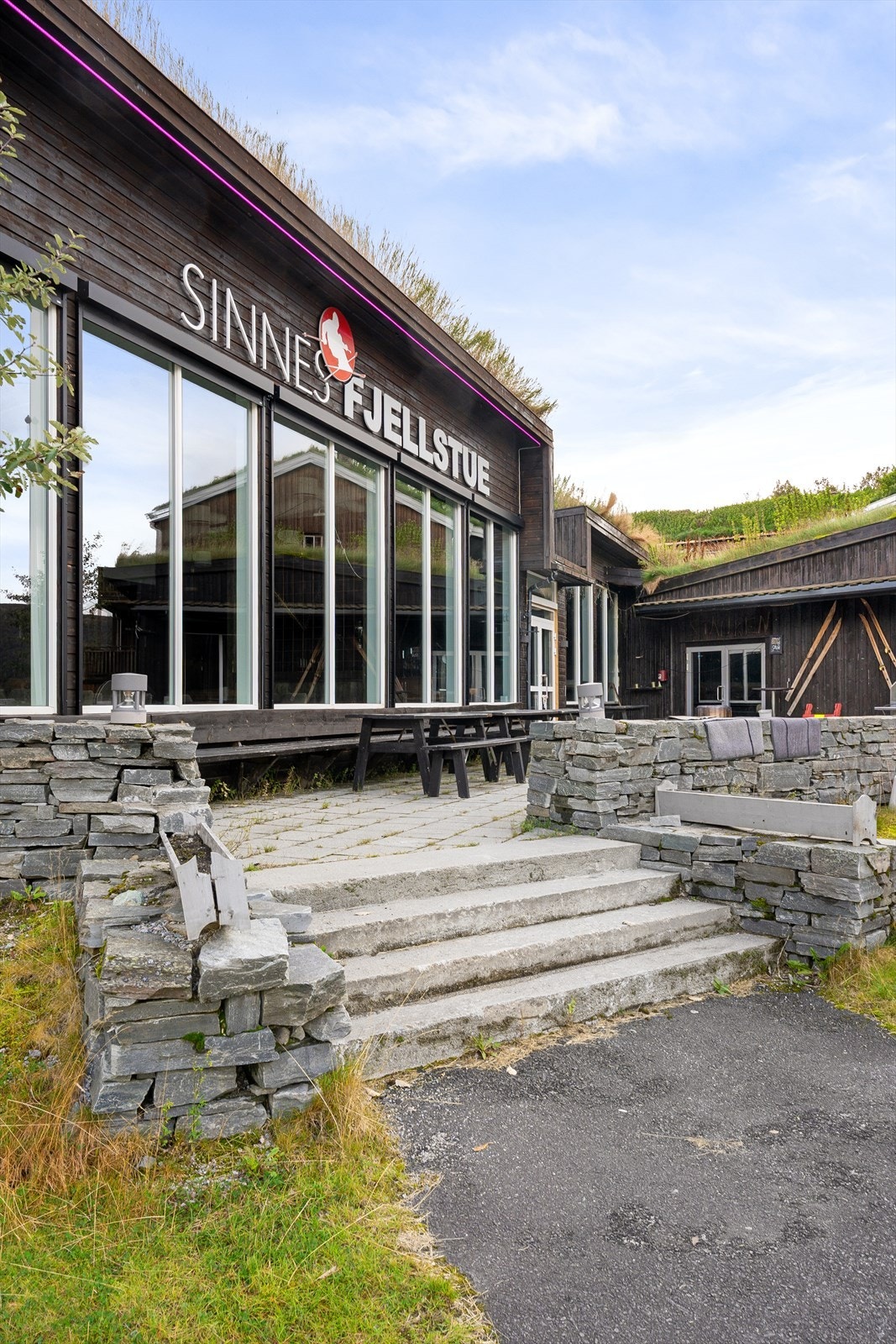 Fjellstuen like ved, tilbyr mat og drikke. Et fint samlingssted Galleribilde