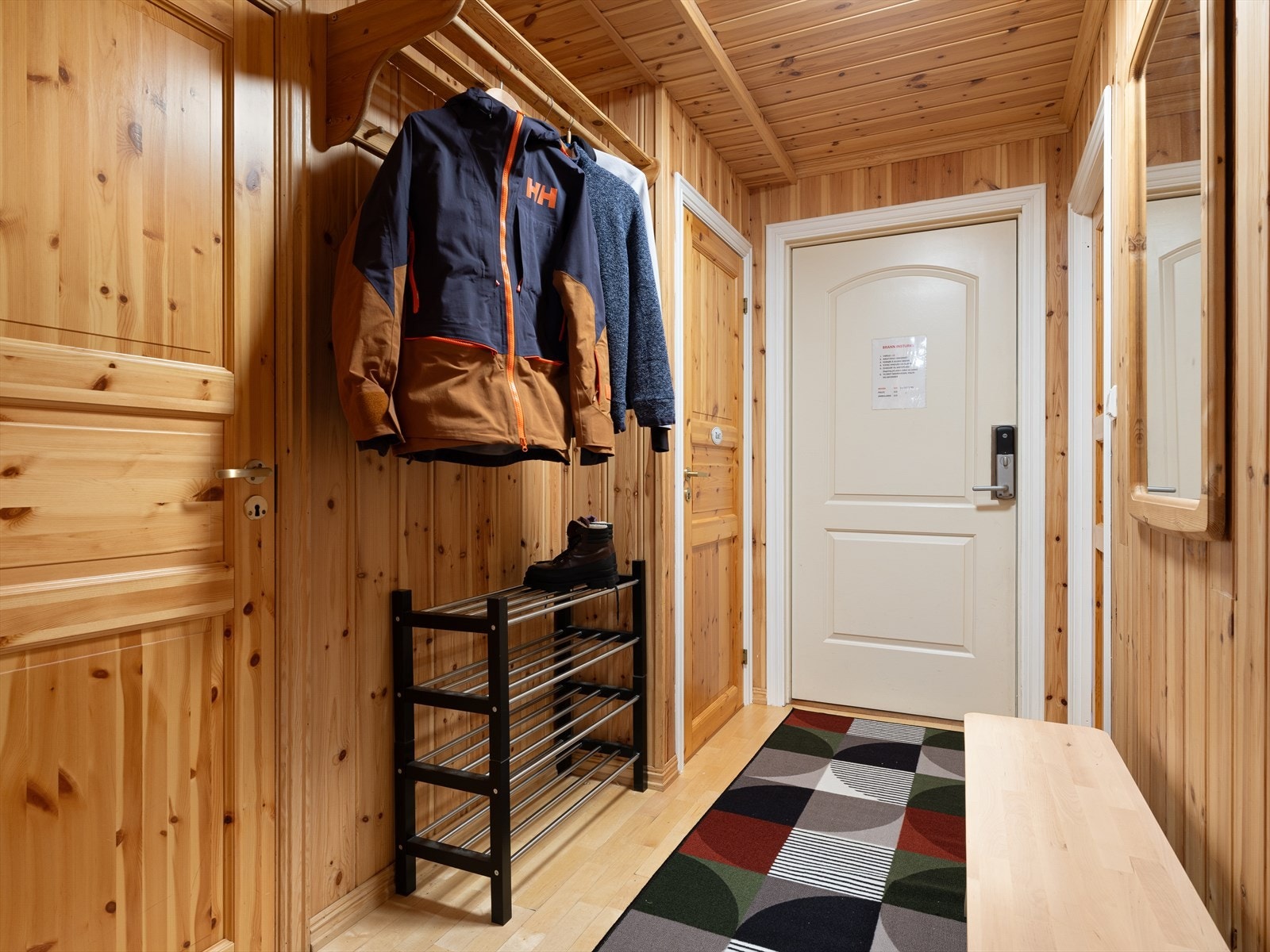 Rikelig med plass til oppheng og sko. Galleribilde