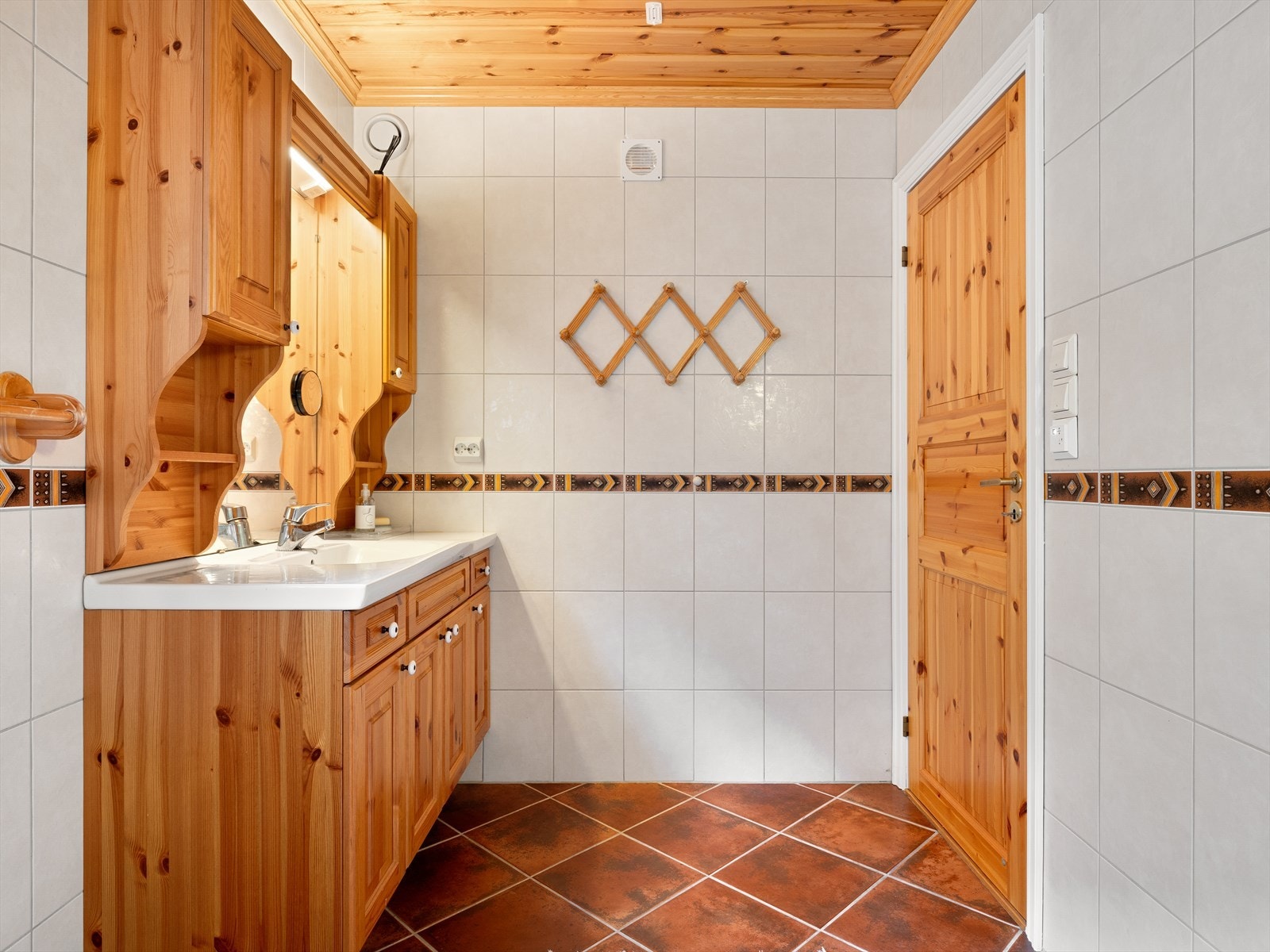 Badet er romslig med god skaplass. Galleribilde