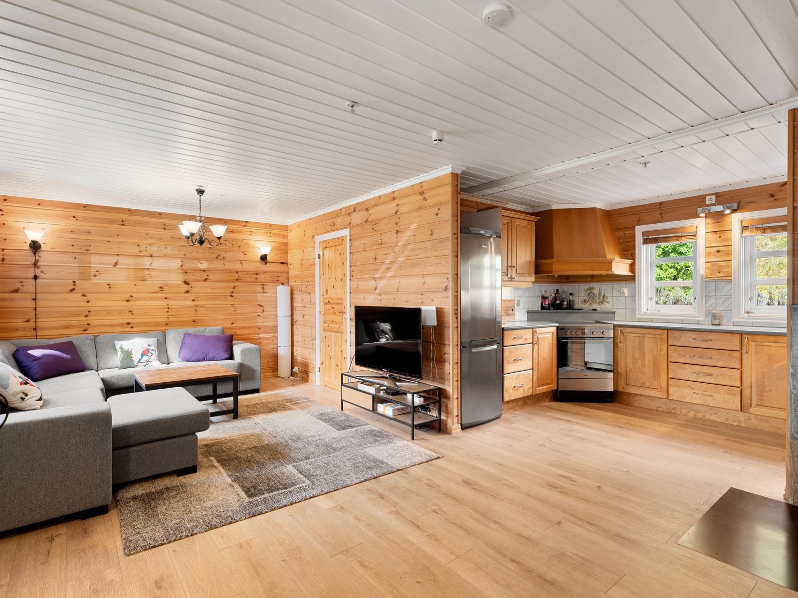 Kjøkkenet er åpent, men fint tilbaketrukket. Masse dagslys også her. Gjennomgående lys. Galleribilde