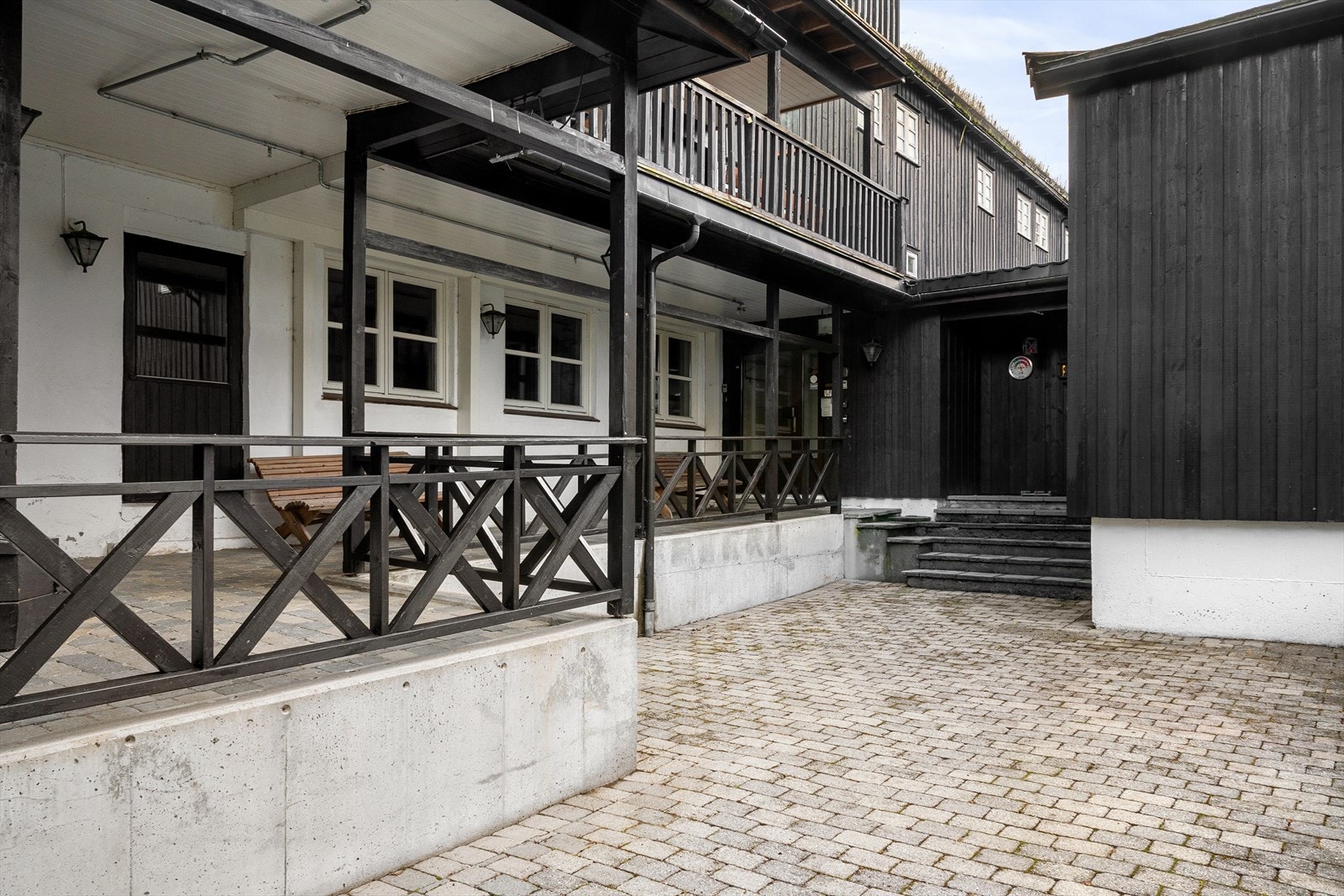 Felles inngang til anlegg fra bakkeplan. Galleribilde