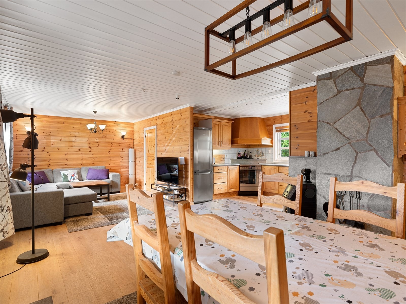 Stuen har god plass til både tv-stue og spisestue. Herlig dagslys og litt utsikt. Galleribilde