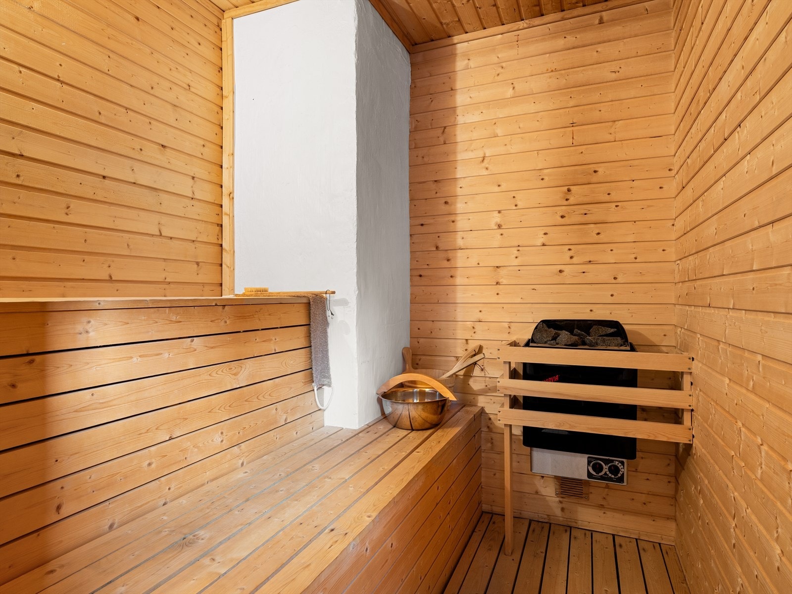 Badstu med plass til flere slitne kropper. Galleribilde