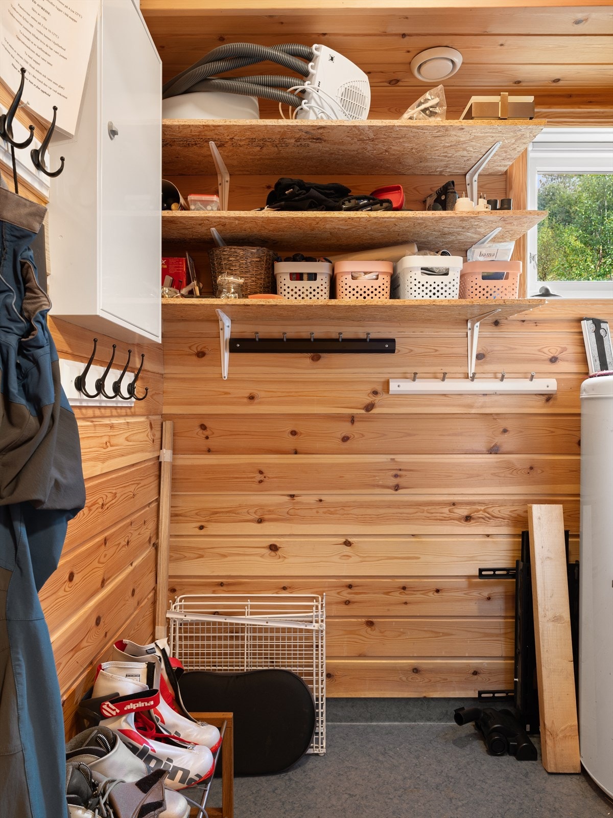 Vaskerom/bod, gjør at du får maskiner ut av badet og rotet vekk. 2 store boder i tillegg for skiutstyr m.m. Galleribilde