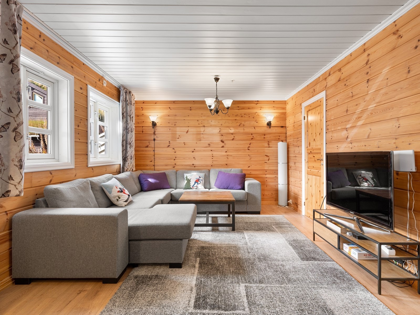 Plass til stor salong og godstol i tillegg til spisestuen. Det merkes at leiligheten er romslig. Galleribilde