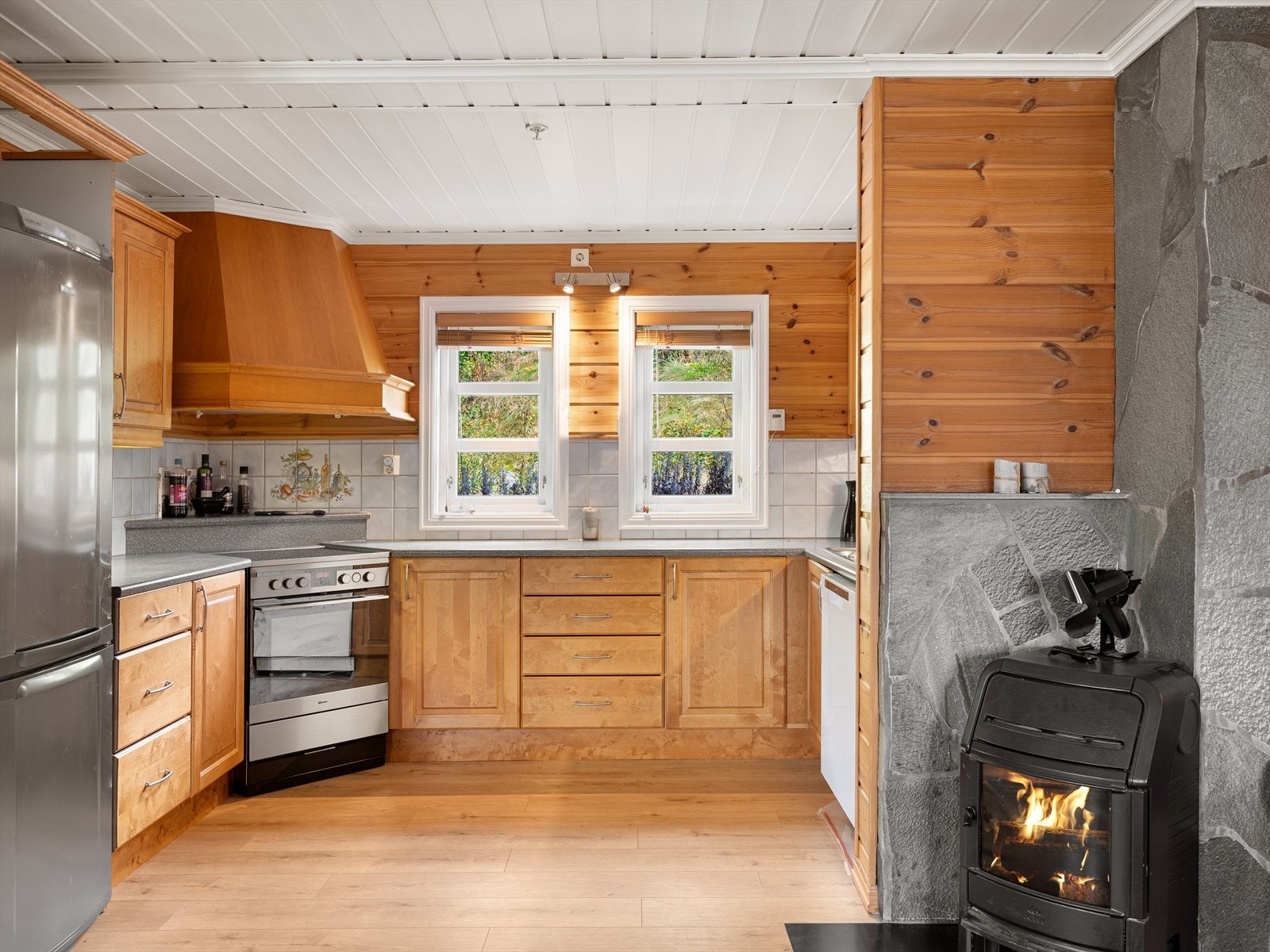 Oppvaskmaskin, komfyr og kombiskap medfølger handelen. Galleribilde