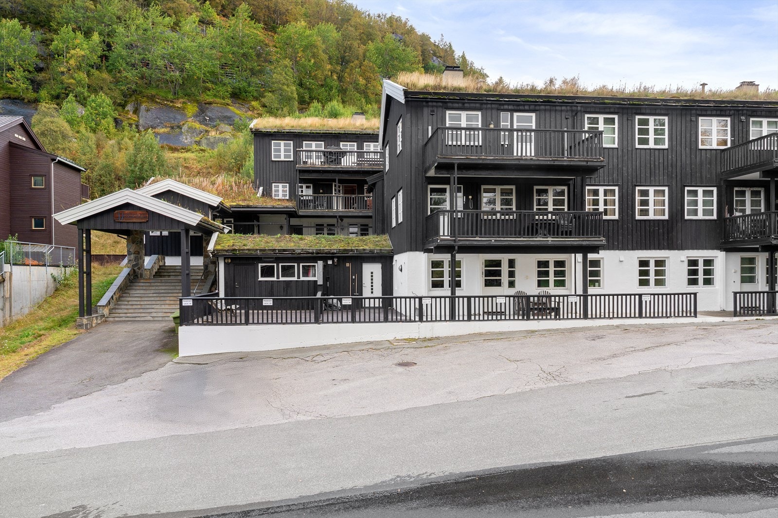 Perfekt beliggenhet for de som ønsker kort vei til skibakken Ålsheia/Tjørhom eller skiløyper rett utfor døren. 2 parkeringsplasser i garasjeanelgg, samt utvendig en oppstillingsplass (den til venstre). Galleribilde