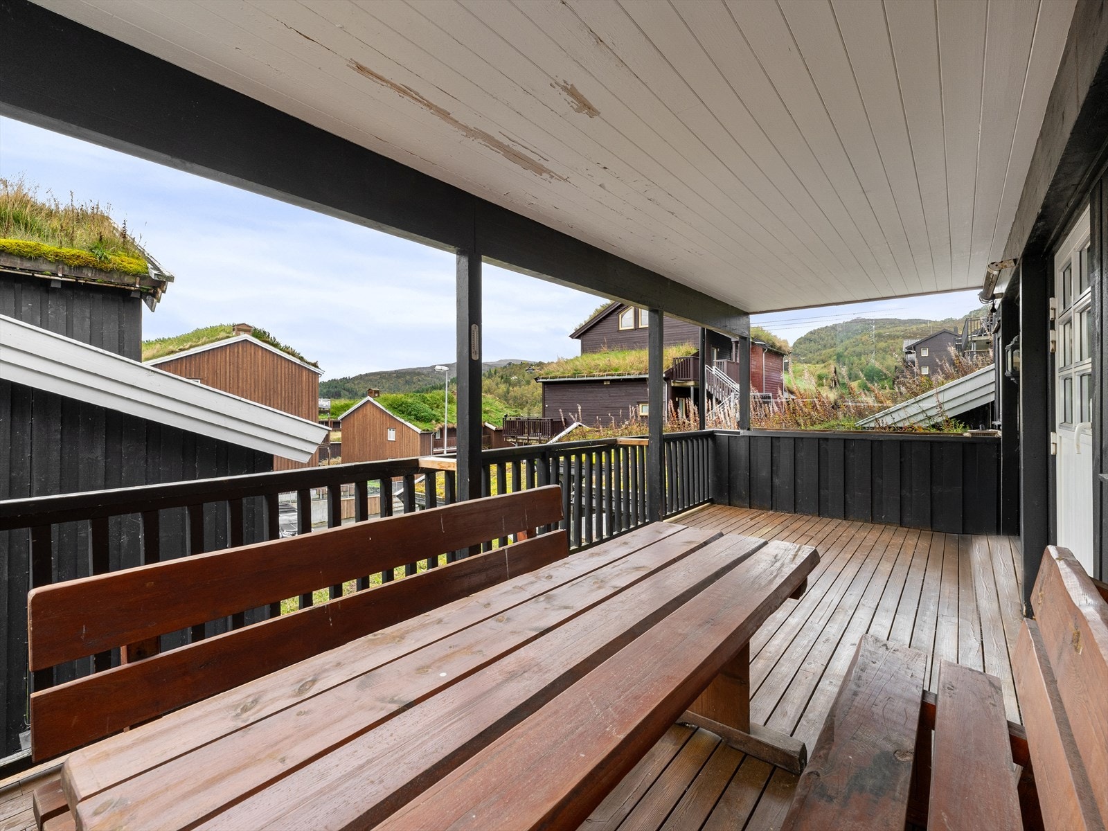 Takoverbygg på terrassen og glassvegger i begge ender gjør det skjermet og svært funksjonelt året rundt. God plass til flere sittegrupper. Galleribilde