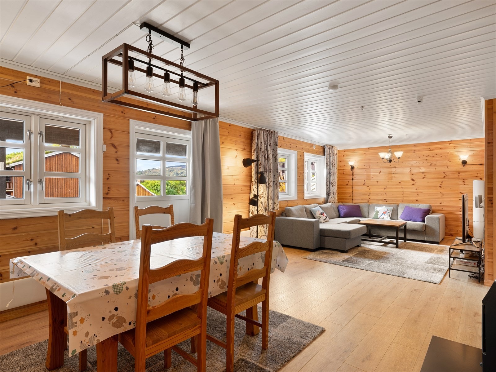 Lys og stor stue m/mange vinduer som slipper inn rikelig m/dagslys. Ny 1-stavs parkett på gulv. Galleribilde