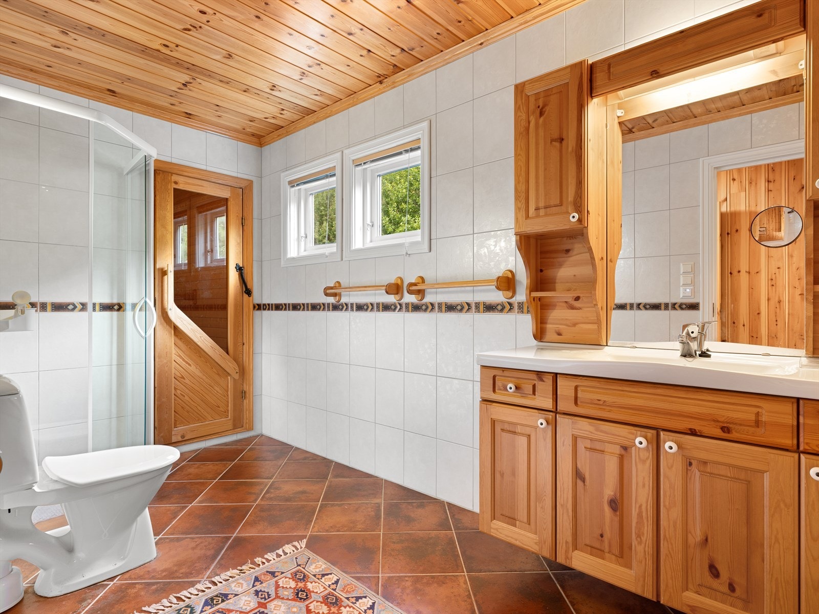 Badet er romslig med god skaplass. Galleribilde