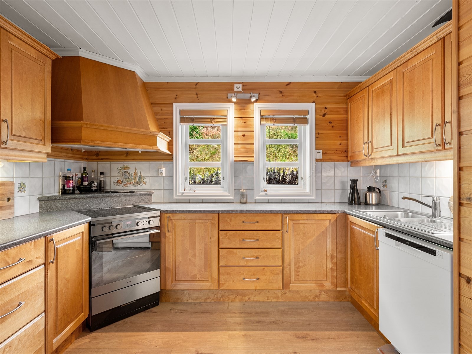 God arbeidsbenk med dagslys. Moderne trefronter. Sosial løsning. Praktisk. Galleribilde