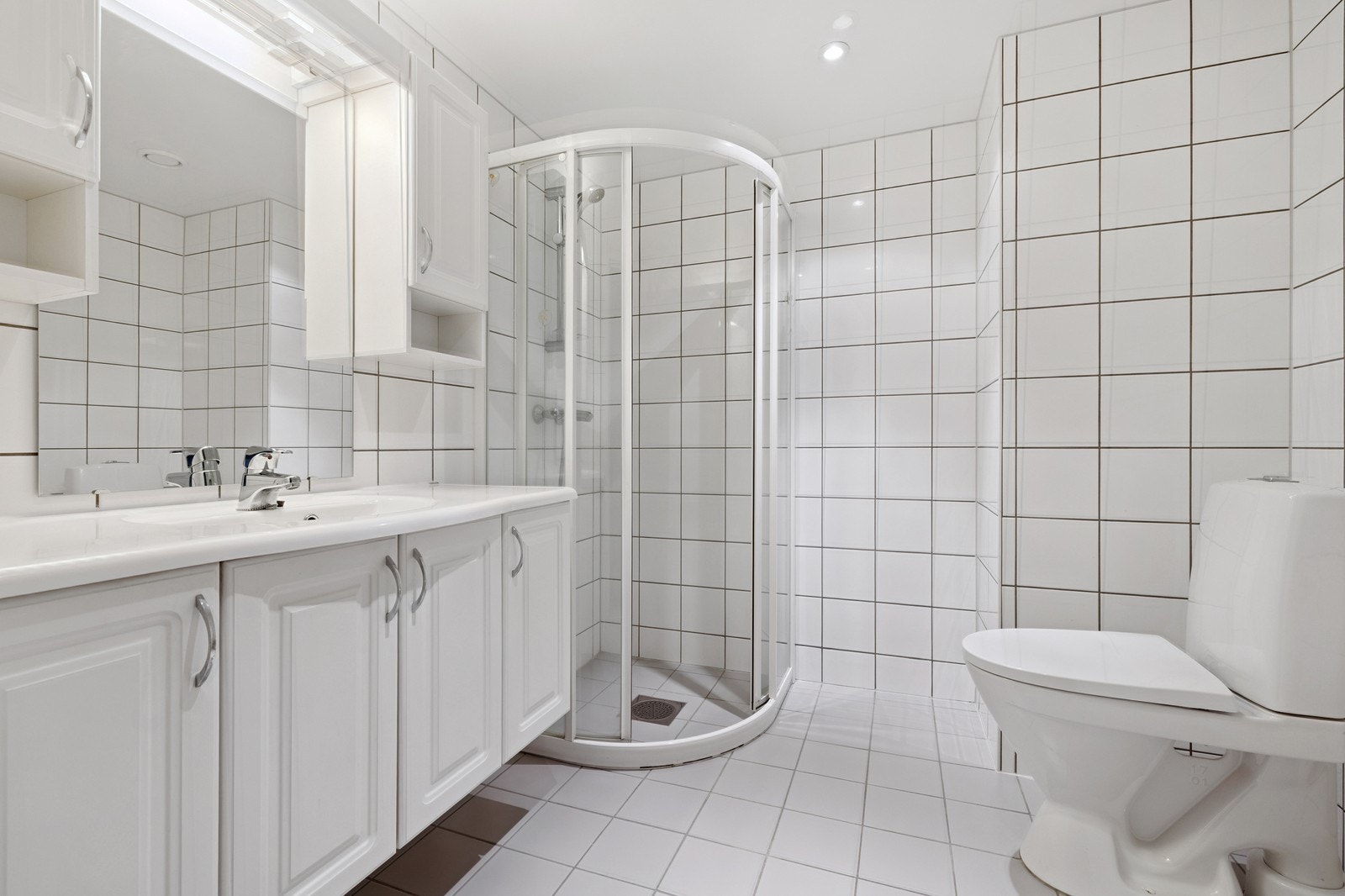 Flislagt bad med opplegg for vaskemaskin og tørketrommel Galleribilde