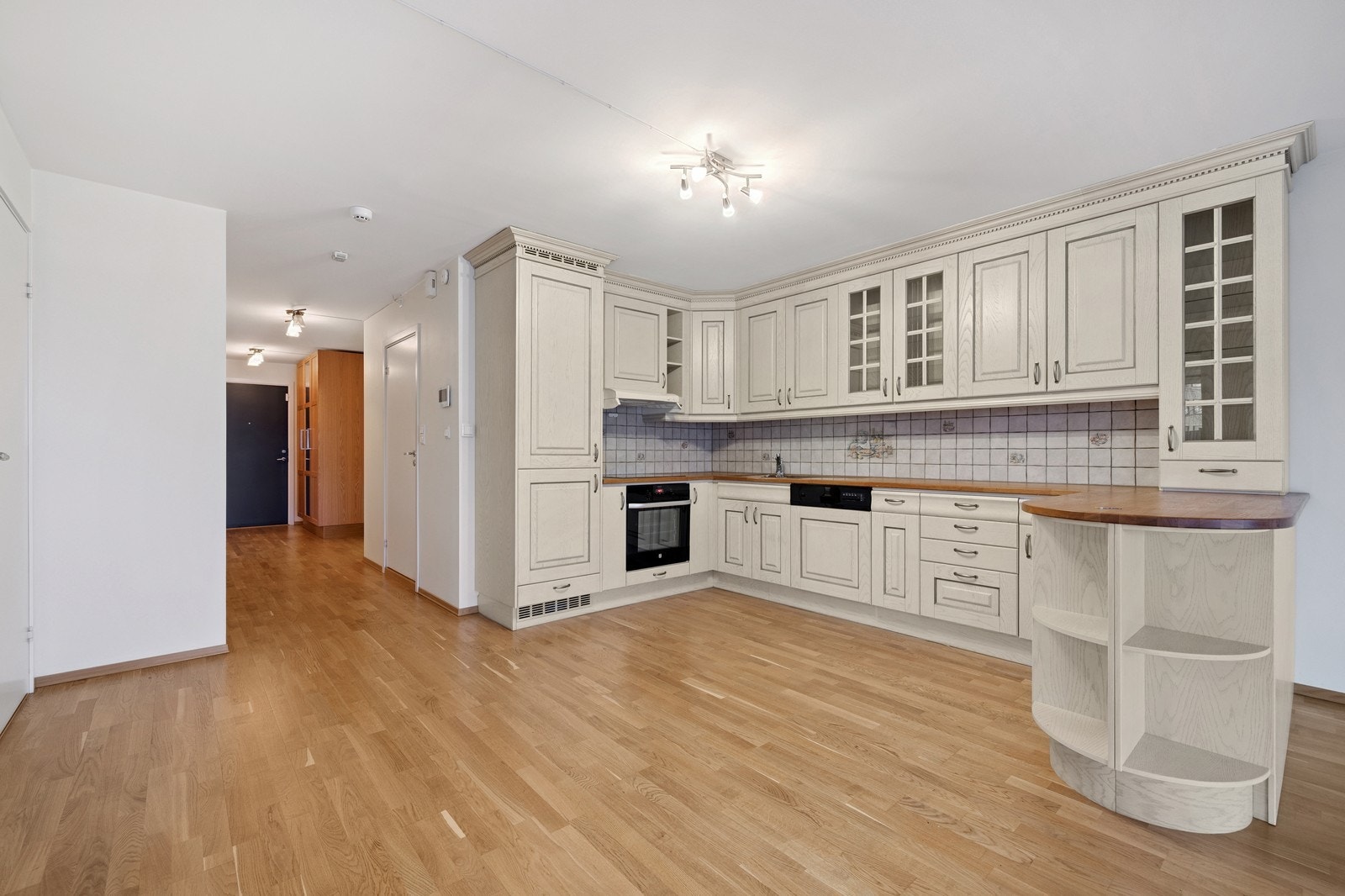 Kjøkken med integrerte hvitevarer Galleribilde