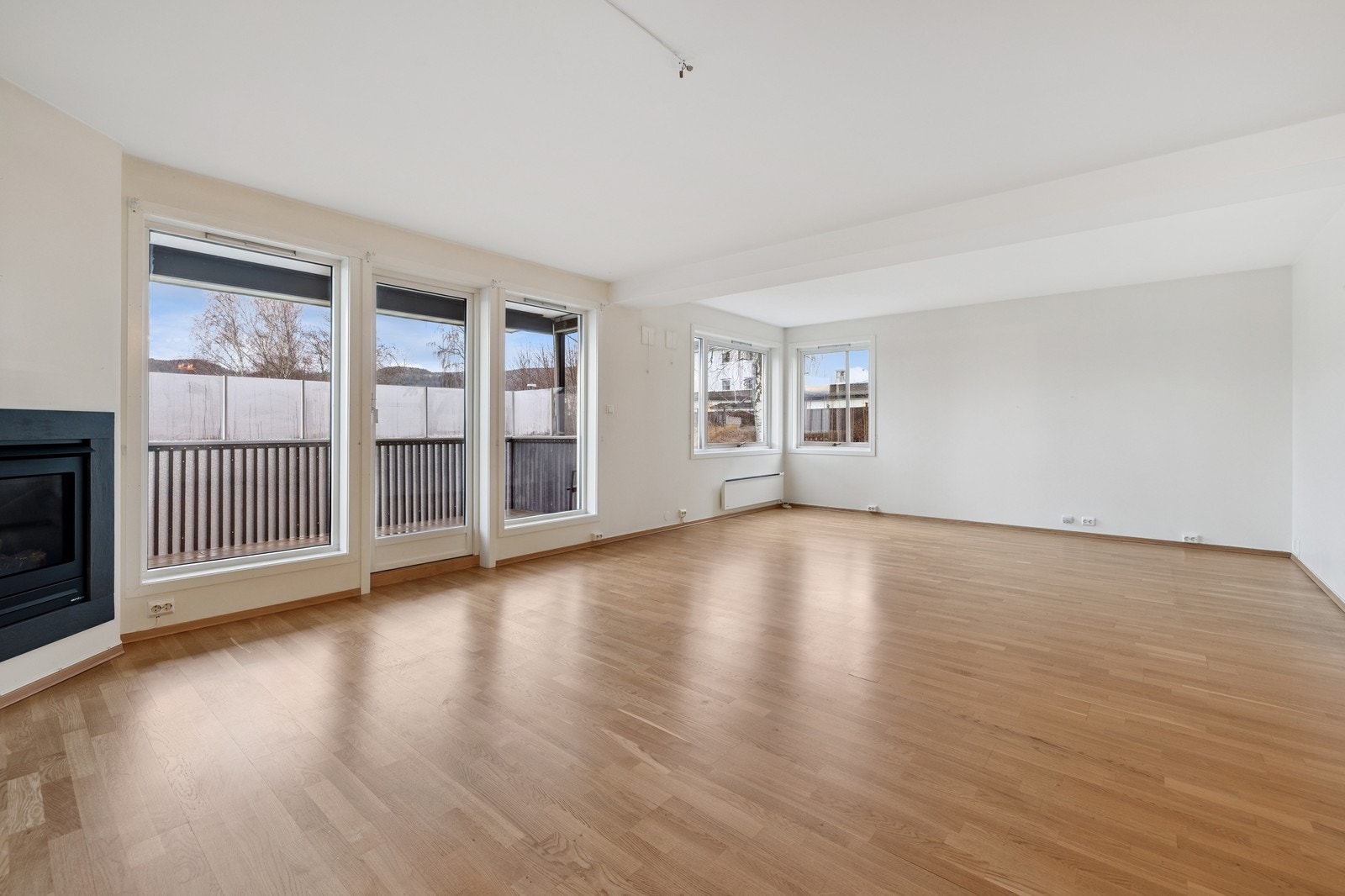 Romslig stue med god plass til sofagruppe Galleribilde