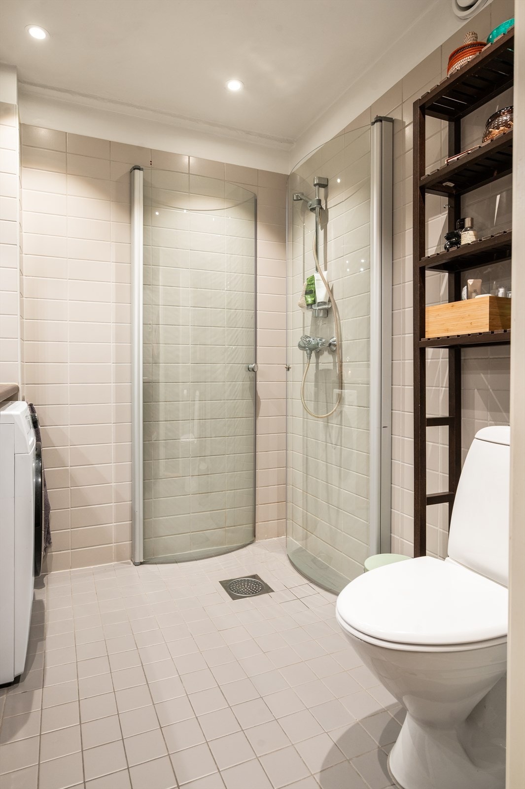 Videre har badet dusjhjørne med innfellbare dører og toalett. Galleribilde