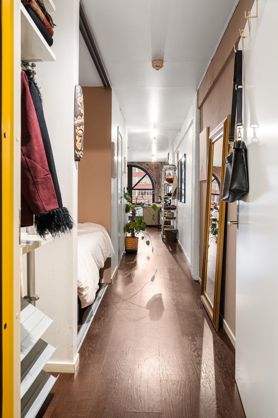 Velkommen inn! Leilighetens entré er innbydende og gir et godt førsteinntrykk av boligen. Galleribilde