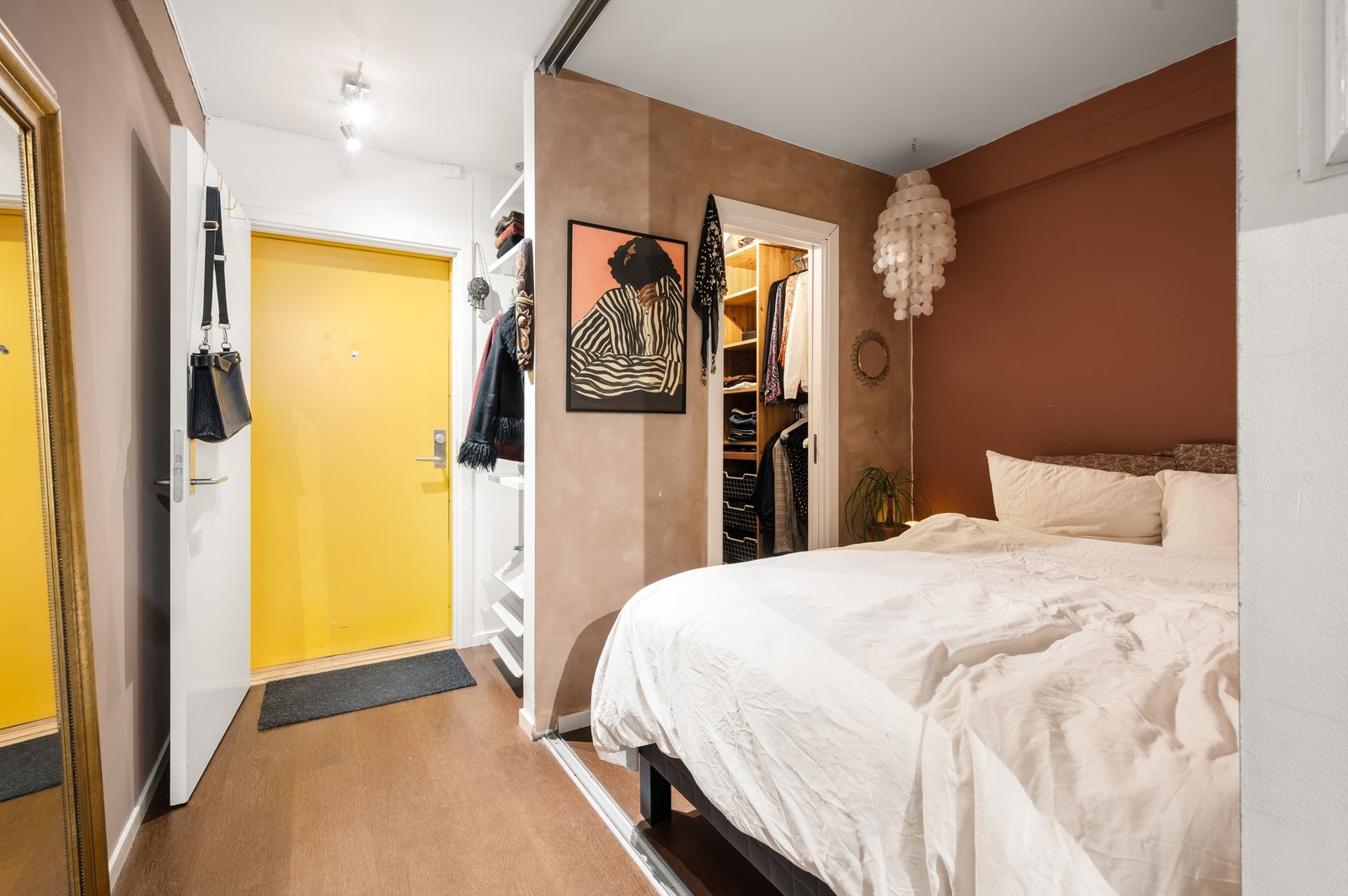 Ved siden av alkoven finner du en praktisk innvendig bod som benyttes som walk-in closet. Galleribilde