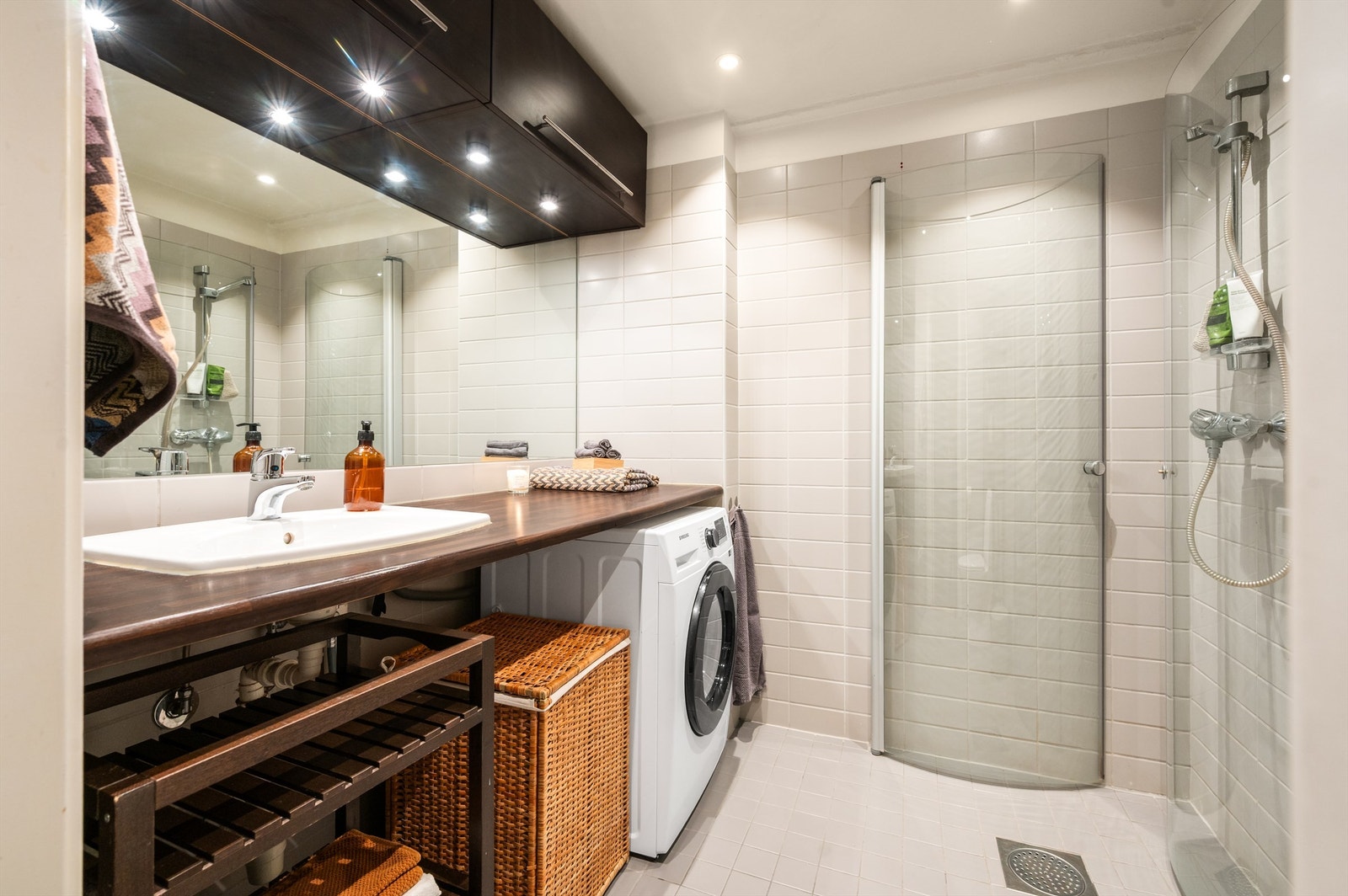 Pent flislagt bad med varme i gulvet som sørger for en behagelig start på dagen. Badet er innredet med servant nedfelt i benkeplate med speil og belysning over servanten. Galleribilde