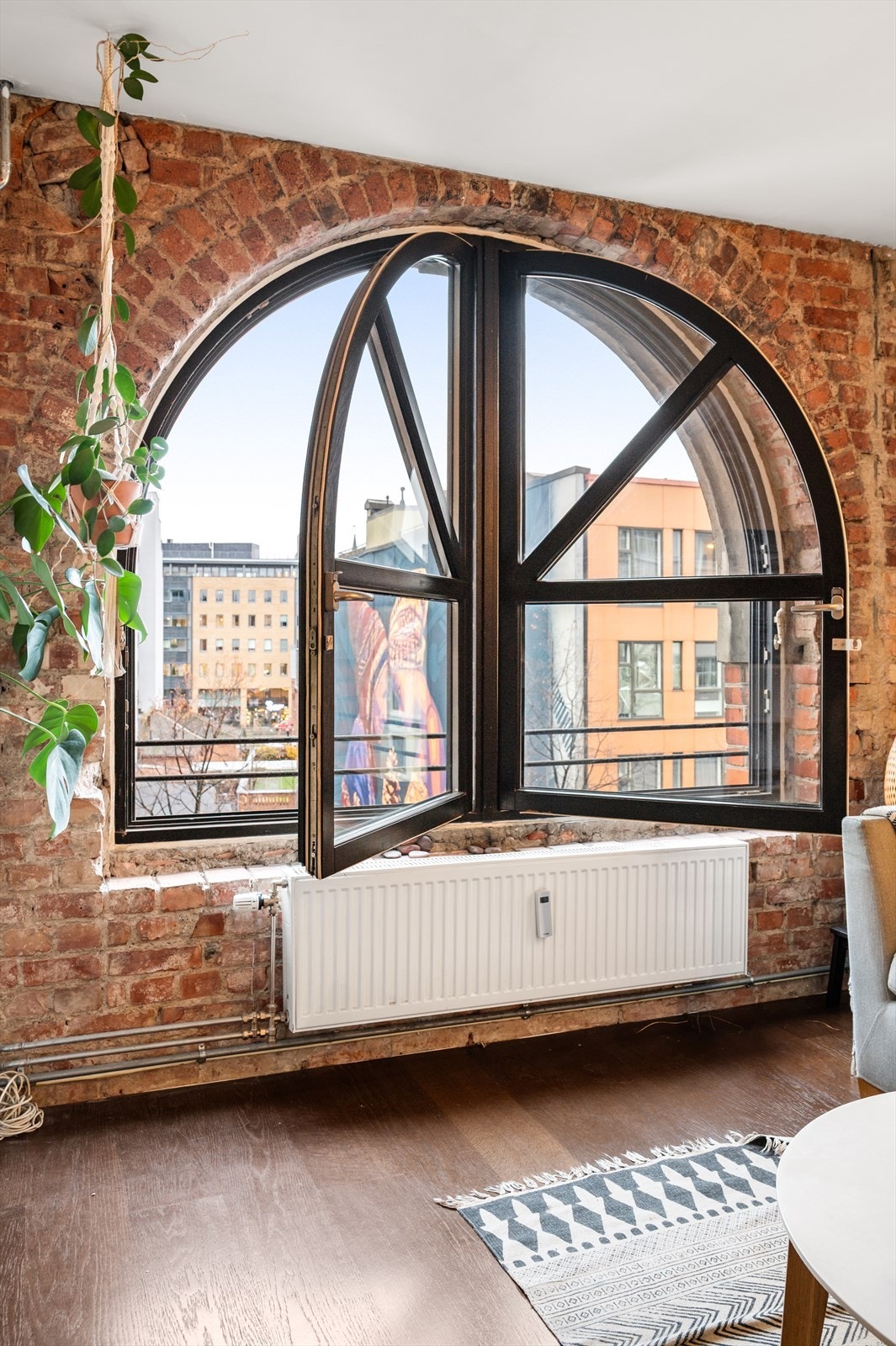 Det store vinduet i stuen slipper inn rikelig med lys og bidrar til en luftig atmosfære. Galleribilde