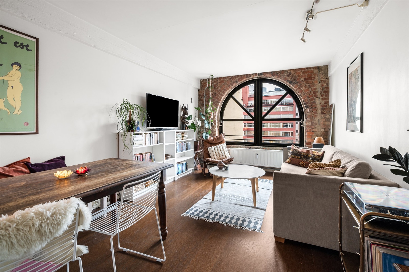 Stuen har god planløsning og kan enkelt innredes med sofagruppe, salongbord og TV-møbel. Galleribilde