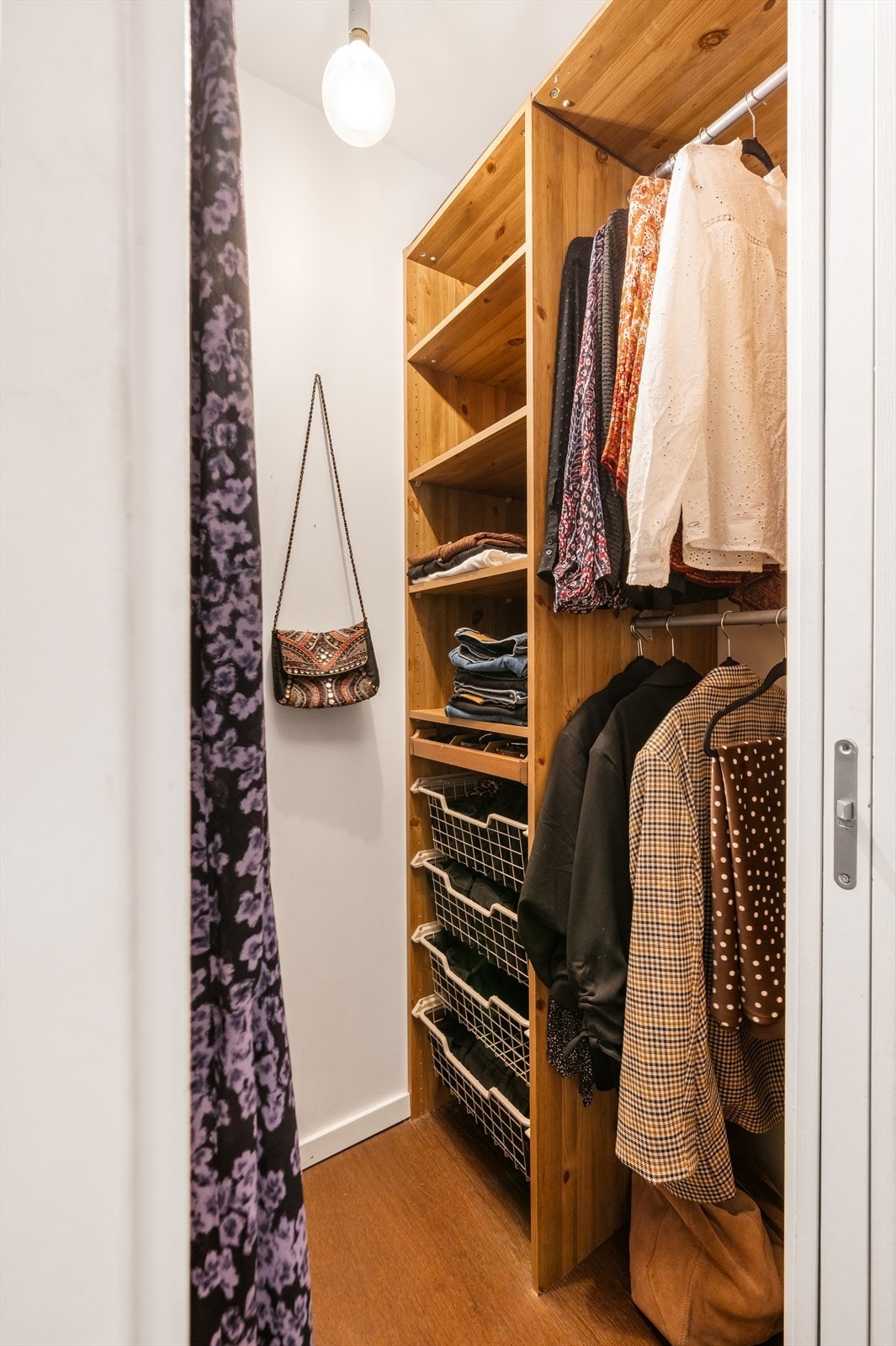 Her er det rikelig med oppbevaringsplass. Galleribilde