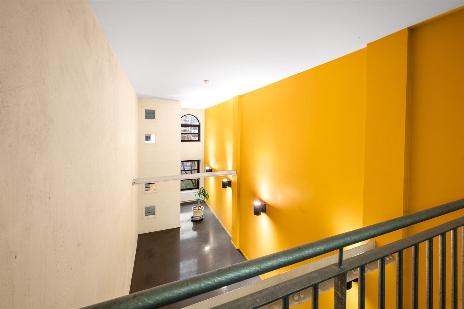 Leiligheten ligger i 5. etasje i en industriell gård fra 1903, som ble ombygget til moderne leiligheter i 2005. Galleribilde