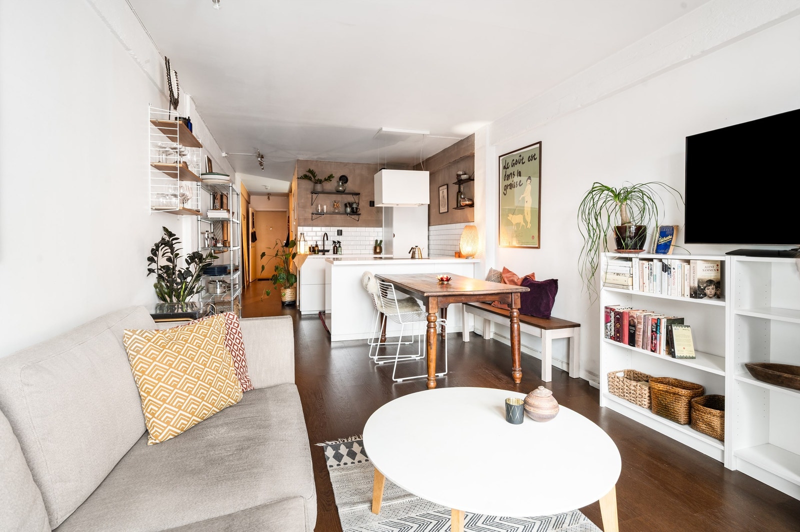 I stuen er det også plass til å innrede med et romslig spisebord der venner og familie kan inviteres på middagsselskap. Galleribilde