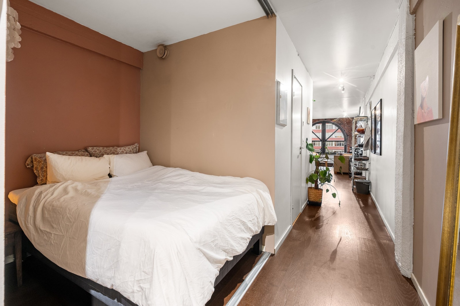 Ved entrèen er det laget en praktisk alkove. Her kan du enkelt innrede med det du skulle ha behov for av seng eller annet ønskelig møblement. Galleribilde