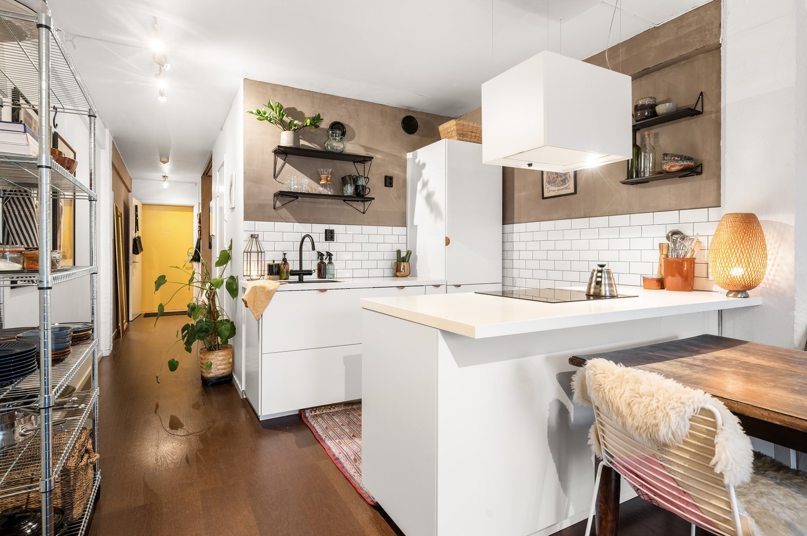 Det er rikelig med oppbevaringsplass i skuffer og skap. Den gode benkeplassen kombinert med en romslig kjøkkenøy, gjør matlagingen enkel. Galleribilde