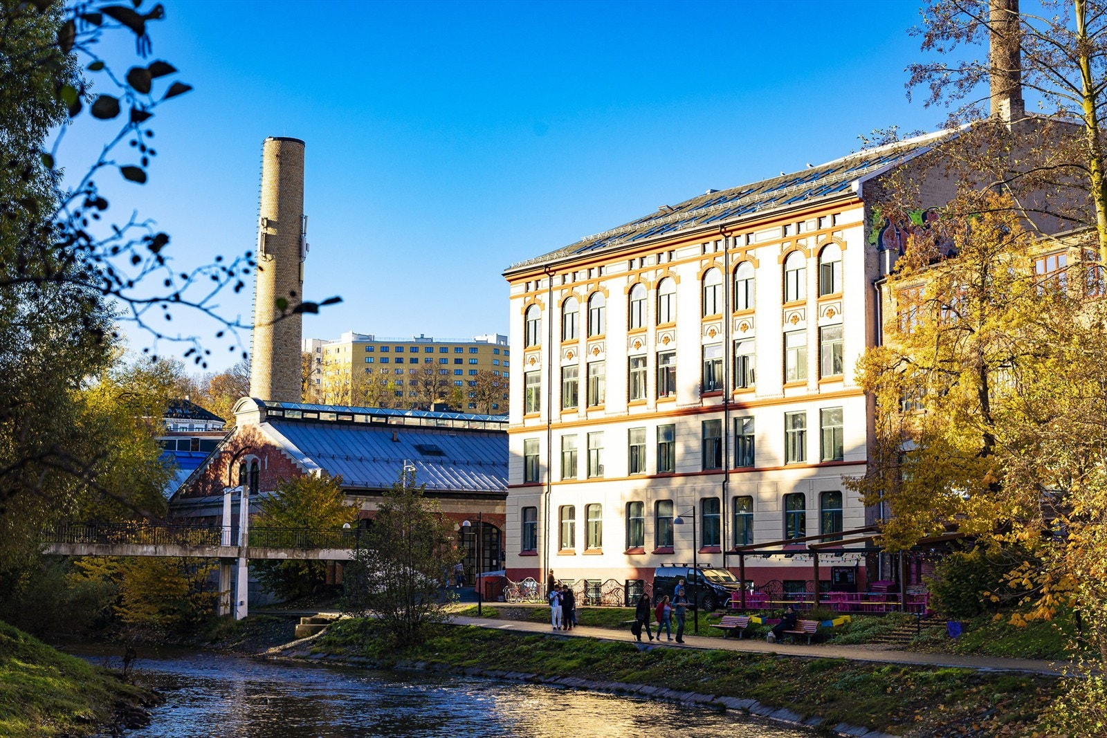 For den kultur- og utelivsinteresserte er beliggenheten midt i smørøyet, med kort vei til Grünerløkkas yrende liv, konsertscenen Blå, Kulturkirken Jakob og Youngstorget. Galleribilde