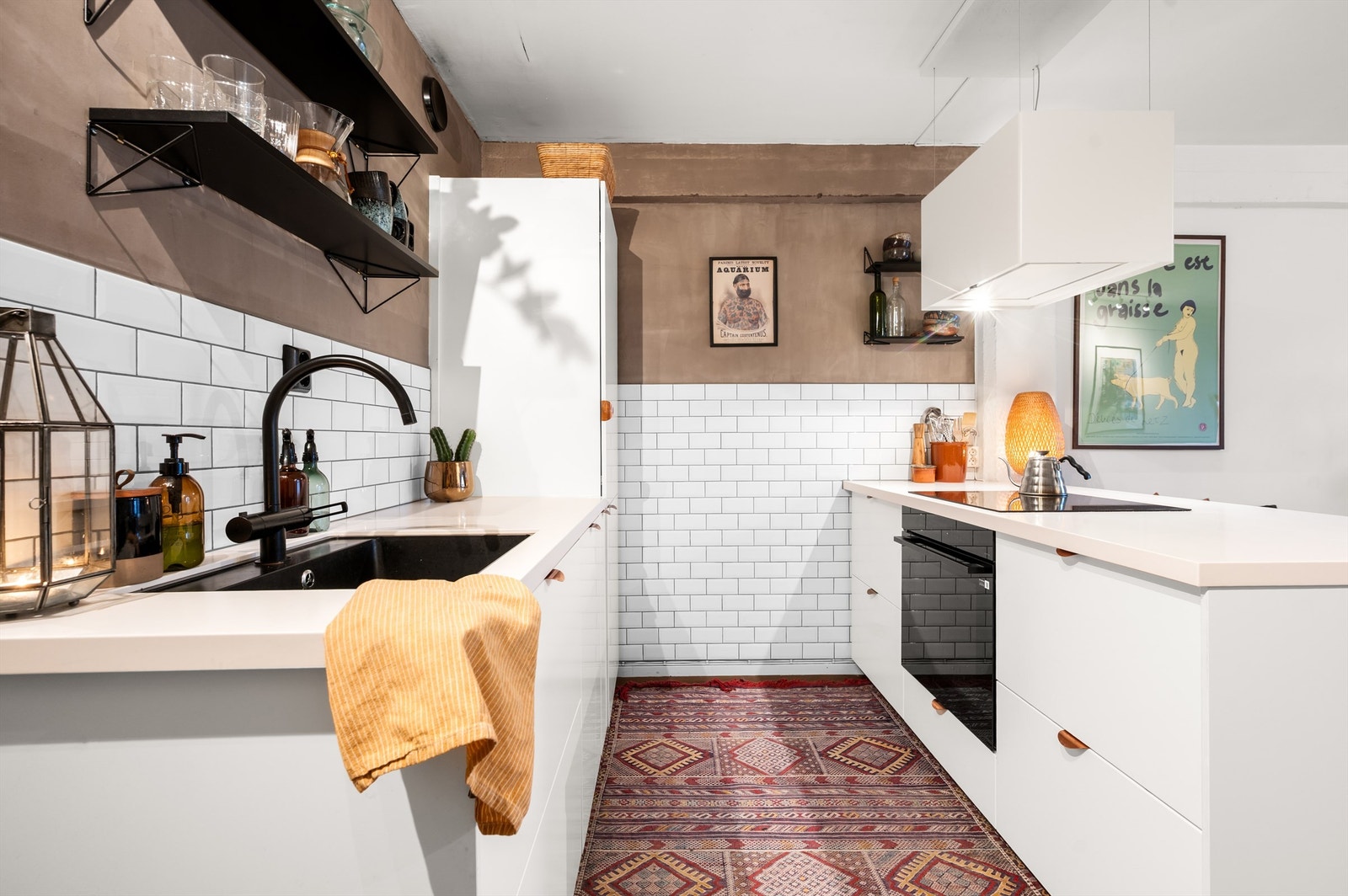 Kjøkkenet er utstyrt med integrert platetopp, stekeovn, oppvaskmaskin og kjøl/fryseskap, samt en kullfilterventilator over kokeplassen. Galleribilde