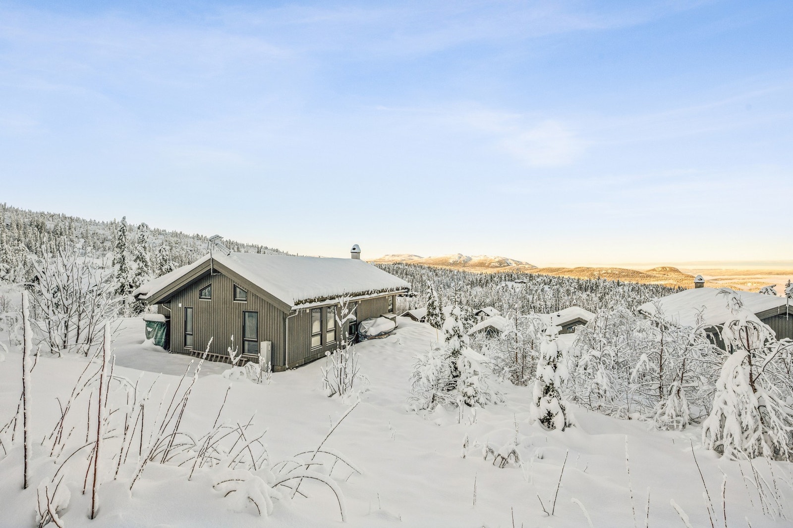 Hytten ligger fint til i terrenget med flott utsikt. Galleribilde